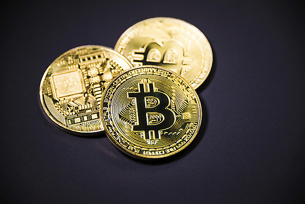 포토 JPG 해외이미지 검은배경 실내 사람없음 경제 디지털 동전 가상화폐 해외202004 해외202105 해외포토 백그라운드 돈 내부 검은색 파일형식