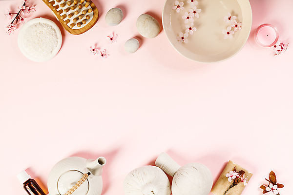 포토 JPG 해외이미지 그릇 실내 사람없음 하이앵글 벚꽃 머리빗 찻주전자 스파용품 비누 향초 아로마테라피 스톤 허브볼 카피스페이스 분홍색배경 아로마오일 해외202004 해외포토 식기 꽃 뷰포인트 분홍색 백그라운드 초 주전자 내부 위생용품 스파 공백 미용용품 오일_화장품 오브젝트 테라피 파일형식