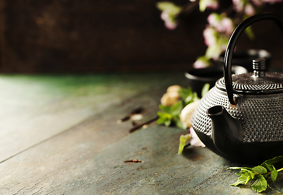 포토 JPG 해외이미지 꽃 잎 실내 사람없음 아웃포커스 찻잔 다기 찻주전자 나무탁자 카피스페이스 해외202004 해외포토 식물 탁자 주전자 잔 촬영기법 내부 공백 다도 파일형식