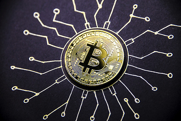 포토 JPG 해외이미지 검은배경 실내 사람없음 경제 디지털 동전 회로판 가상화폐 해외202004 해외202105 해외포토 백그라운드 돈 내부 검은색 파일형식