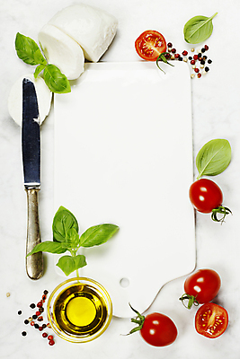 포토 JPG 해외이미지 방울토마토 도마 도마_주방용품 실내 사람없음 나이프 올리브오일 흰배경 바질 모짜렐라치즈 통후추 해외202004 해외포토 식기 백그라운드 토마토 주방용품 치즈 내부 흰색 칼 기름_음식 후추 파일형식