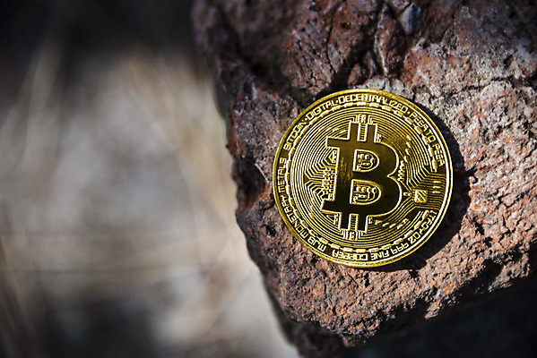 포토 JPG 해외이미지 주간 사람없음 야외 아웃포커스 경제 하이앵글 디지털 동전 돌_바위 가상화폐 해외202004 해외202105 해외포토 자연요소 뷰포인트 돈 촬영기법 파일형식