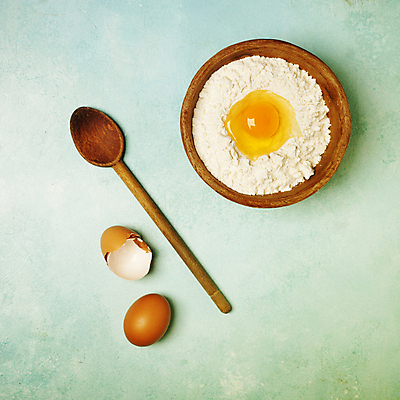 포토 JPG 해외이미지 실내 사람없음 계란 아침식사 계란껍데기 밀가루 홈베이킹 나무그릇 나무주걱 날계란 민트색배경 해외202004 해외포토 그릇 백그라운드 내부 목재 알 식사 가루 제빵 주걱 민트색 파일형식