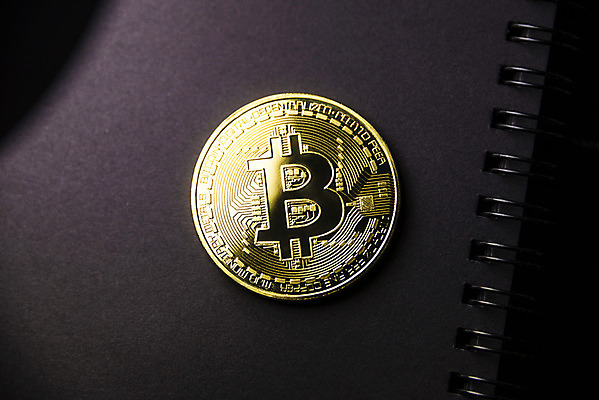 포토 JPG 해외이미지 검은배경 실내 사람없음 경제 하이앵글 디지털 동전 가상화폐 해외202004 해외202105 해외포토 뷰포인트 백그라운드 돈 내부 검은색 파일형식