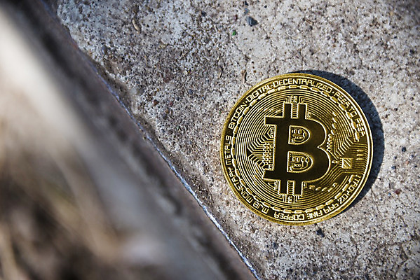 포토 JPG 해외이미지 주간 사람없음 야외 아웃포커스 경제 하이앵글 디지털 동전 돌_바위 가상화폐 해외202004 해외202105 해외포토 자연요소 뷰포인트 돈 촬영기법 파일형식