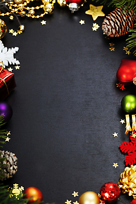 포토 JPG 해외이미지 별 크리스마스장식 크리스마스 크리스마스용품 검은배경 프레임 눈꽃 실내 사람없음 눈송이 솔방울 오너먼트 카피스페이스 크리스마스배경 해외202004 해외포토 자연요소 기념일 백그라운드 눈_날씨 내부 검은색 공백 용품 파일형식