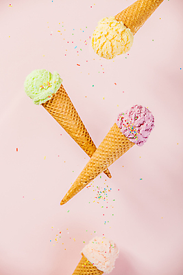 포토 JPG 해외이미지 실내 사람없음 달콤 떨어짐 콘아이스크림 분홍색배경 해외202004 해외포토 분홍색 백그라운드 컨셉 아이스크림 내부 맛 파일형식