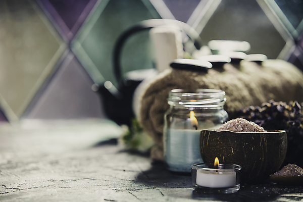 포토 JPG 해외이미지 그릇 실내 사람없음 아웃포커스 수건 아로마 향초 아로마테라피 카피스페이스 입욕소금 해외202004 해외포토 식기 초 촬영기법 내부 위생용품 공백 미용용품 소금 테라피 파일형식