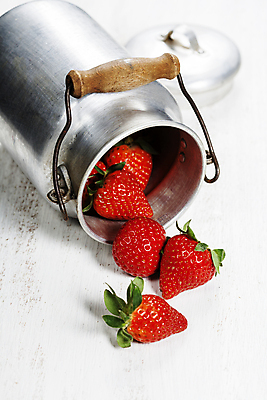 포토 JPG 해외이미지 딸기 실내 사람없음 흰배경 쏟아짐 양철통 해외202004 해외포토 백그라운드 과일 모션 내부 흰색 파일형식