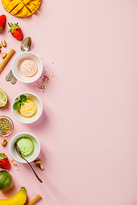 포토 JPG 해외이미지 그릇 딸기 아이스크림 디저트 바나나 실내 사람없음 하이앵글 숟가락 달콤 담기 망고 분홍색배경 해외202004 해외포토 식기 음식 뷰포인트 분홍색 백그라운드 과일 모션 수저 내부 맛 열대과일 파일형식