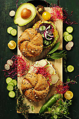 포토 JPG 해외이미지 빵 방울토마토 검은배경 오이 샌드위치 사람없음 하이앵글 슬라이스 아보카도 나무도마 사프란 적환무 해외202004 해외포토 음식 뷰포인트 백그라운드 토마토 채소 과일 도마 목재 검은색 무 향신료 파일형식