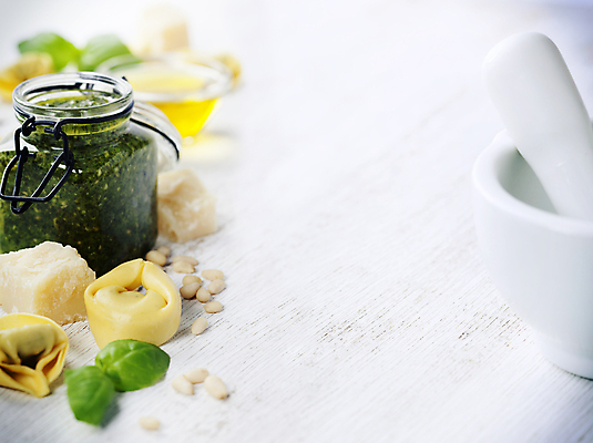 포토 JPG 해외이미지 유리병 치즈 실내 사람없음 아웃포커스 이탈리아음식 흰배경 잣 바질 막자사발 라비올리 홈메이드 카피스페이스 페스토 해외202004 해외포토 백그라운드 병_용기 유제품 서양음식 촬영기법 내부 공백 견과류 흰색 사발 소스_음식 만들기 파일형식