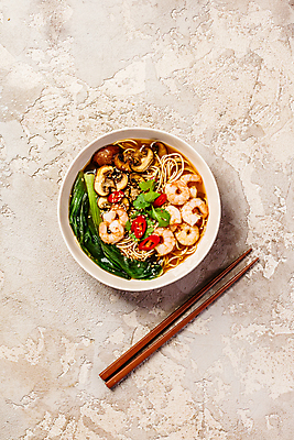 포토 JPG 해외이미지 그릇 젓가락 고추 새우 사람없음 하이앵글 버섯 면류 국수 동양음식 쌀국수 베이지색배경 해외202004 해외포토 식기 음식 뷰포인트 백그라운드 채소 수저 갑각류 베이지색 베트남음식 파일형식