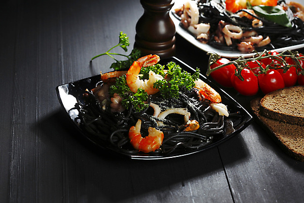 포토 JPG 해외이미지 접시 빵 방울토마토 탁자 검은배경 새우 파슬리 사람없음 신선 해산물 오징어 후추 바질 오징어먹물스파게티 해외202004 오징어먹물 해외202105 해외포토 식기 음식 가구 백그라운드 토마토 채소 연체동물 스파게티 갑각류 검은색 수중동물 향신료 파일형식