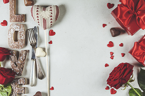 포토 JPG 해외이미지 영어 리본 포크 회색배경 실내 발렌타인데이 사랑 타이포그라피 사람없음 단어 선물상자 장미 하트 나이프 오브젝트 카피스페이스 해외202004 해외포토 모양 문자 식기 꽃 감정 백그라운드 데이이벤트 선물 내부 상자 공백 회색 칼 파일형식