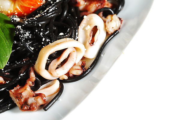 포토 JPG 해외이미지 접시 근접촬영 사람없음 해산물 오징어 흰배경 바질 오징어먹물스파게티 해외202004 오징어먹물 해외202105 해외포토 식기 뷰포인트 백그라운드 연체동물 스파게티 수중동물 흰색 파일형식