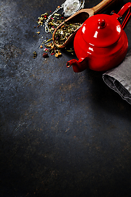 포토 JPG 해외이미지 검은배경 실내 사람없음 다기 찻주전자 찻잎 스쿱 카피스페이스 해외202004 차거름망 해외포토 백그라운드 주전자 내부 차_음료 검은색 공백 다도 파일형식