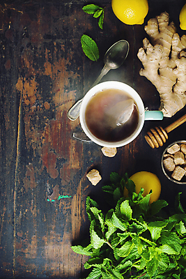 포토 JPG 해외이미지 실내 사람없음 연기 찻잔 티스푼 레몬 허브 나무바닥 생강 티백 생강차 허니디퍼 해외202004 해외포토 식물 채소 과일 잔 바닥 내부 차_음료 숟가락 도구 파일형식