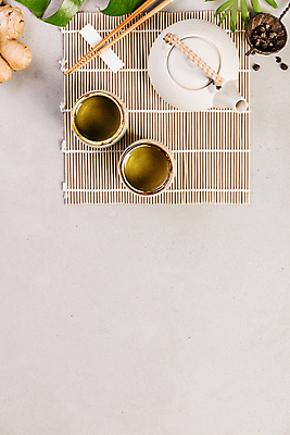 포토 JPG 해외이미지 실내 사람없음 하이앵글 도자기 차 찻잔 찻주전자 찻잎 나무젓가락 나무발 베이지색배경 해외202004 차거름망 해외포토 음료 뷰포인트 백그라운드 젓가락 주전자 잔 내부 차_음료 베이지색 파일형식