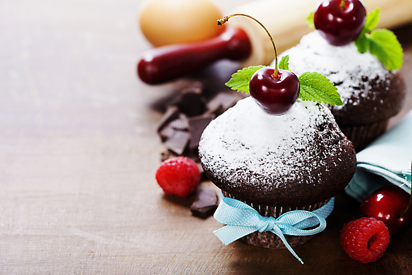 포토 JPG 해외이미지 리본 실내 사람없음 초콜릿 체리 달콤 컵케이크 민트 나무바닥 산딸기 반죽밀대 초코맛 카피스페이스 해외202004 해외포토 과일 디저트 바닥 내부 케이크 공백 맛 허브 밀대 파일형식