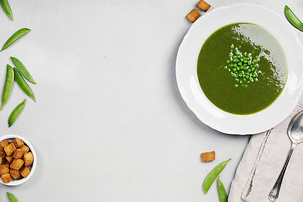 포토 JPG 해외이미지 그릇 접시 실내 사람없음 하이앵글 숟가락 식탁보 수프 흰배경 완두콩 야채수프 크루통 카피스페이스 해외202004 해외포토 식기 빵 뷰포인트 백그라운드 콩 수저 내부 공백 흰색 파일형식