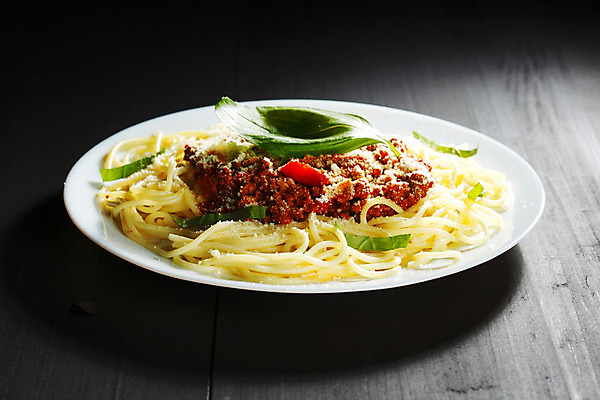 포토 JPG 해외이미지 접시 음식 토마토 채소 재료 치즈 파스타 스파게티 육류 요리 사람없음 빨간색 초록색 식당 검은색 이탈리아 소고기 맛 허브 향신료 유기농 바질 볼로냐 해외202004 해외202105 해외포토 식물 식기 웰빙 유럽 컬러 컨셉 식재료 유제품 서양음식 상점 향미료 파일형식