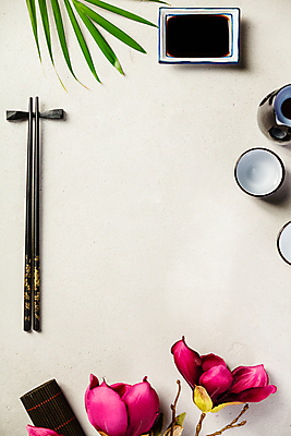 포토 JPG 해외이미지 스튜디오촬영 식기 접시 꽃 젓가락 실내 사람없음 하이앵글 간장 플랫레이 해외202004 해외포토 식물 뷰포인트 수저 내부 양념 플랫 파일형식