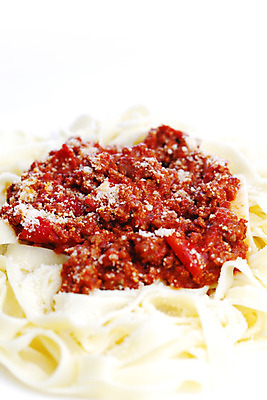 포토 JPG 해외이미지 접시 음식 토마토 채소 재료 치즈 파스타 스파게티 육류 요리 사람없음 빨간색 식당 이탈리아 소고기 소시지 향신료 유기농 볼로냐 해외202004 해외202105 해외포토 식기 웰빙 유럽 컬러 식재료 유제품 서양음식 상점 가공식품 향미료 파일형식