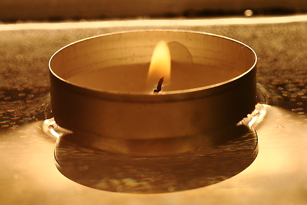 포토 JPG 해외이미지 백그라운드 촛불 불 휴가 불꽃 실내 사람없음 장식 빨간색 물 빛 반사 노란색 평화 우주 어둠 희망 침묵 축하 뜨거움 영혼 야간 심볼 명상 기념물 빛망울 연소 광 왁스 해외202004 해외202105 해외포토 자연요소 감정 컬러 컨셉 초 내부 소리 파일형식