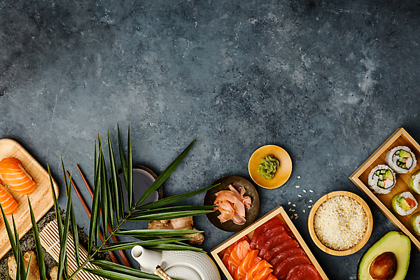 포토 JPG 해외이미지 스튜디오촬영 재료 젓가락 나뭇잎 실내 사람없음 초밥 찻주전자 고추냉이 아보카도 롤스시 연어초밥 일본음식 해외202004 해외포토 음식 잎 과일 주전자 수저 내부 양념 연어 파일형식