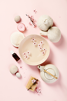 포토 JPG 해외이미지 그릇 실내 사람없음 물 하이앵글 벚꽃 찻주전자 스파용품 비누 향초 아로마테라피 스톤 허브볼 플랫레이 분홍색배경 아로마오일 해외202004 해외포토 자연요소 식기 꽃 뷰포인트 분홍색 백그라운드 초 주전자 내부 위생용품 스파 플랫 오일_화장품 오브젝트 테라피 파일형식