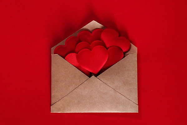 포토 JPG 해외이미지 편지봉투 사랑 사람없음 빨간색 하트 많음 해외202004 해외202105 해외포토 모양 감정 컬러 컨셉 봉투 편지 파일형식