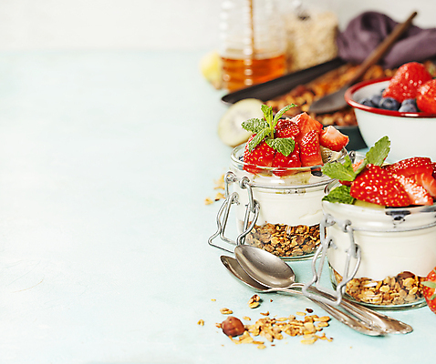 포토 JPG 해외이미지 그릇 딸기 유리병 곡류 실내 키위 사람없음 숟가락 견과류 시리얼 블루베리 꿀 나무숟가락 요거트 카피스페이스 그래놀라 해외202004 해외포토 식기 음식 과일 병_용기 유제품 수저 내부 공백 파일형식