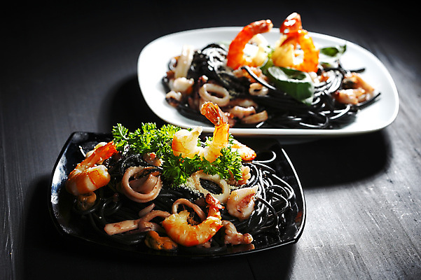 포토 JPG 해외이미지 접시 채소 방울토마토 탁자 검은배경 조개 새우 파슬리 사람없음 신선 해산물 오징어 홍합 후추 바질 오징어먹물스파게티 해외202004 오징어먹물 해외202105 해외포토 식기 가구 백그라운드 토마토 어패류 연체동물 스파게티 갑각류 검은색 수중동물 향신료 파일형식