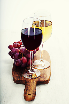 포토 JPG 해외이미지 포도 사람없음 레드와인 화이트와인 흰배경 나무도마 카피스페이스 해외202004 해외포토 백그라운드 과일 도마 목재 와인 공백 흰색 파일형식