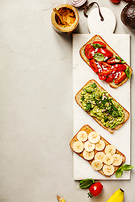 포토 JPG 해외이미지 빵 방울토마토 도마 바나나 실내 사람없음 하이앵글 이탈리아음식 애피타이저 흰배경 슬라이스 바질 과카몰리 땅콩버터 브루스케타 플랫레이 카피스페이스 해외202004 해외포토 음식 뷰포인트 백그라운드 토마토 과일 주방용품 서양음식 내부 공백 흰색 소스_음식 플랫 파일형식 스프레드_음식