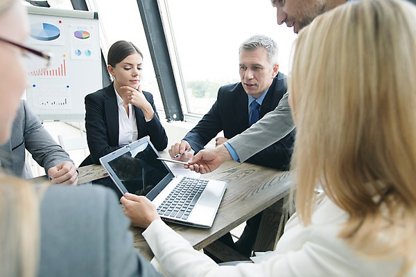 포토 JPG 해외이미지 백인 직업 여자 남자 행복 비즈니스 CEO 통신 성공 협력 창조 사람 여러명 성인 노트북 컴퓨터 사무실 흰색 그룹 대표 토론 무선전화기 고객 직원 보고서 화이트보드 바쁨 멀티 해외202004 해외202105 해외포토 서양인 감정 컬러 다수 컨셉 전자제품 전화기 파일형식