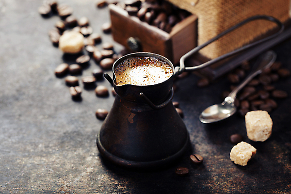 포토 JPG 해외이미지 커피 검은배경 실내 사람없음 숟가락 원두 커피포트 터키문화 해외202004 튀르키예 해외포토 동양문화 아시아 음료 외국문화 백그라운드 주전자 수저 내부 검은색 파일형식