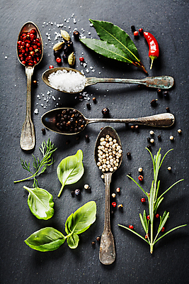 포토 JPG 해외이미지 검은배경 실내 사람없음 하이앵글 숟가락 허브 향신료 홍고추 소금 바질 로즈메리 통후추 플랫레이 해외202004 해외포토 식물 뷰포인트 백그라운드 고추 수저 내부 검은색 플랫 후추 향미료 파일형식