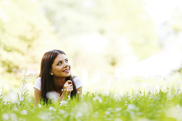 포토 JPG 해외이미지 여자 꽃 행복 자연 휴식 갈색머리 한명 미소 초원 야외 초록색 여름 봄 기쁨 자유 흰색 신선 거짓말 몽환 해외202004 해외202105 해외포토 식물 1 헤어스타일 계절 감정 컬러 컨셉 표정 사람 생태계 파일형식