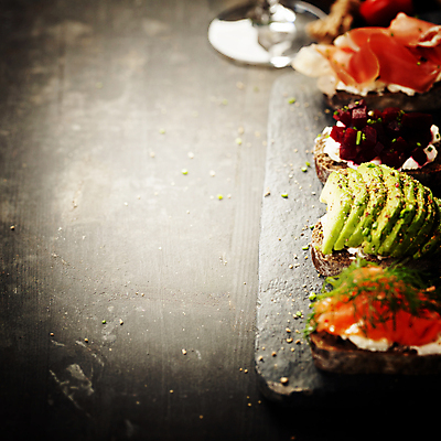 포토 JPG 해외이미지 검은배경 샌드위치 사람없음 하이앵글 연어 아보카도 비네팅 나무도마 카피스페이스 해외202004 해외포토 음식 뷰포인트 백그라운드 과일 도마 촬영기법 어류 목재 검은색 공백 파일형식