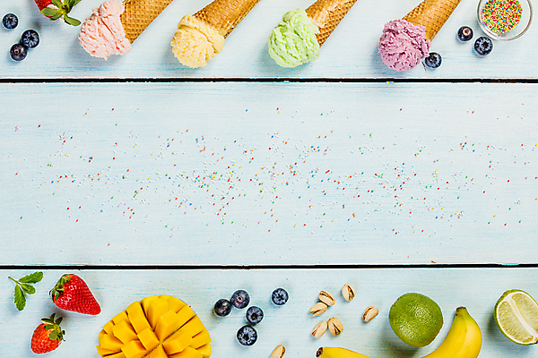 포토 JPG 해외이미지 딸기 디저트 실내 사람없음 하이앵글 달콤 파란배경 블루베리 라임 망고 콘아이스크림 피스타치오 해외202004 해외포토 음식 뷰포인트 백그라운드 과일 아이스크림 내부 파란색 견과류 맛 열대과일 파일형식