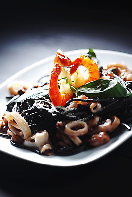 포토 JPG 해외이미지 접시 방울토마토 탁자 검은배경 조개 새우 사람없음 신선 해산물 오징어 후추 바질 오징어먹물스파게티 해외202004 오징어먹물 해외202105 해외포토 식기 가구 백그라운드 토마토 어패류 연체동물 스파게티 갑각류 검은색 수중동물 향신료 파일형식