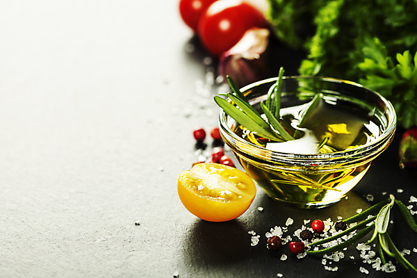 포토 JPG 해외이미지 방울토마토 실내 사람없음 아웃포커스 올리브오일 허브 흰배경 소금 유리그릇 로즈메리 통후추 카피스페이스 해외202004 해외포토 식물 그릇 백그라운드 토마토 유리 촬영기법 내부 공백 흰색 기름_음식 후추 파일형식