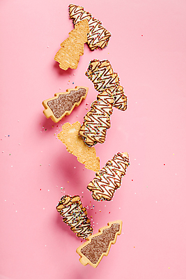 포토 JPG 해외이미지 크리스마스 실내 사람없음 달콤 떨어짐 크리스마스트리모양쿠키 트리모양 스프링클 분홍색배경 해외202004 해외포토 모양 기념일 분홍색 백그라운드 컨셉 내부 장식 크리스마스트리 쿠키 맛 파일형식