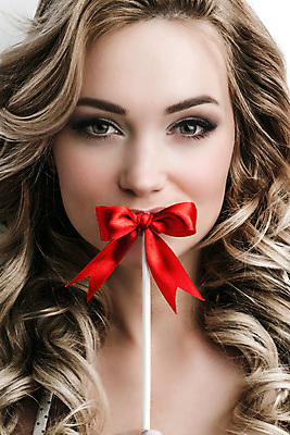 포토 JPG 해외이미지 여자 리본 컨셉 발렌타인데이 선물 한명 빨간색 금발 파티 축하 막대기 유혹 해외202004 해외202105 해외포토 1 헤어스타일 컬러 데이이벤트 사람 이벤트 파일형식