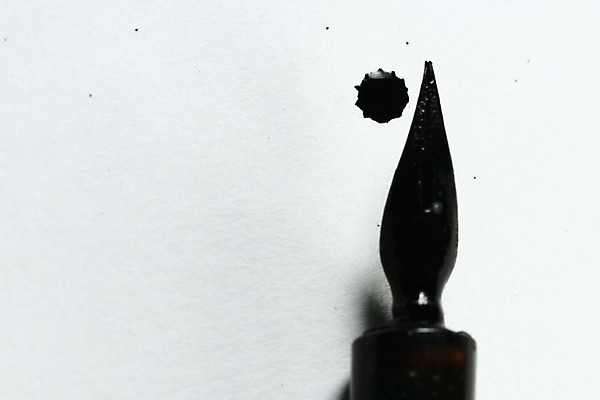 포토 JPG 해외이미지 학생 디자인 종이 비즈니스 캘리그라피 텍스트 통신 교실 잉크 이야기 미술 사람없음 스터디 사무실 펜 검은색 쪽지 교수 희망 거래 흰색 기구 공구 클래식 고급 떨어짐 은색 종업원 깃털 계약 사인 분수 대학교 문서 비서 서명 고립 구독 깃털펜 해외202004 해외202105 해외포토 직업 교육 감정 컬러 컨셉 학교 문화예술 학습 필기구 교사 도구 파일형식