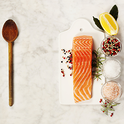 포토 JPG 해외이미지 도마 실내 사람없음 하이앵글 숟가락 레몬 날것 소금 연어 후추 바질 로즈메리 연어요리 연어회 플랫레이 해외202004 해외포토 음식 뷰포인트 과일 주방용품 수저 어류 내부 생선회 플랫 허브 향신료 파일형식