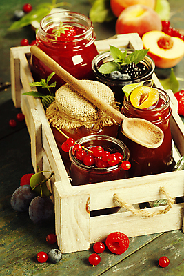 포토 JPG 해외이미지 딸기 유리병 디저트 사람없음 나무상자 유기농 블루베리 산딸기 복숭아 자두 나무숟가락 과일잼 나무탁자 크랜베리 해외202004 해외포토 웰빙 열매 음식 과일 탁자 병_용기 상자 숟가락 잼 파일형식