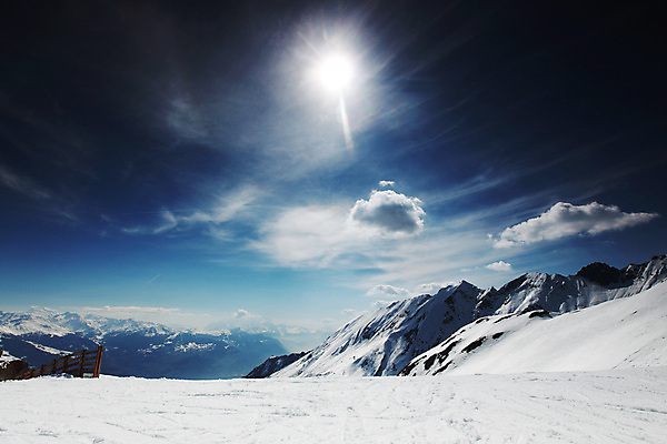 포토 JPG 해외이미지 구름 계절 여행 겨울 자연 하늘 산 파노라마 풍경 사람없음 파란색 빛 햇빛 태양 얼음 안개 흰색 정상 언덕 알프스 눈보라 절정 눈내림 해외202004 해외202105 해외포토 자연요소 유럽 컬러 날씨 눈_날씨 촬영기법 생태계 파일형식